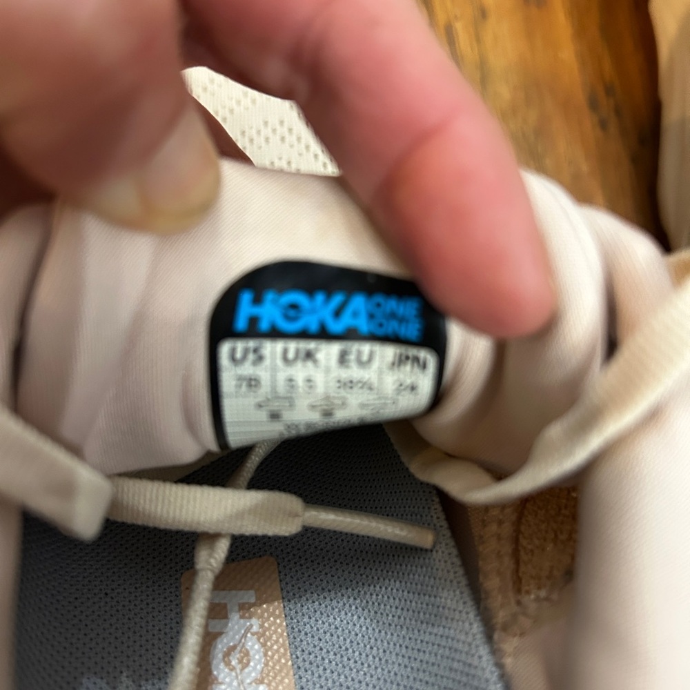 Hoka Bondi Size 7 Women’s excellent condition! Orange cream - Picture 4 of 4